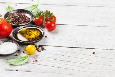 Domates, fesleğen, zeytinyağı ve baharat ahşap masa üzerinde. Pişirme kavramı. Senin metin için ile yer