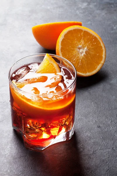 Cocktail Negroni Mesa Pedra Escura — Fotografia de Stock