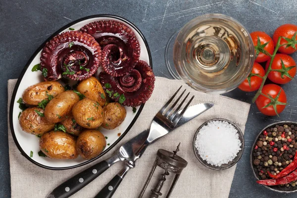 烤章鱼与小土豆与草药和香料和白葡萄酒玻璃 顶部视图 — 图库照片