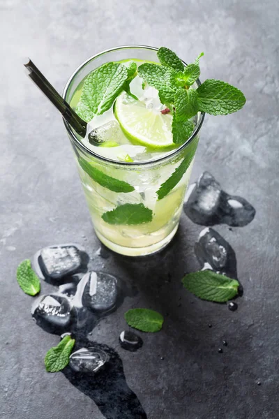 Mojito Cocktail Donkere Stenen Tafel — Stockfoto