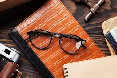 Retro vintage öğeler tablo. Fotoğraf makinesi, not defteri, kitaplar, gözlük, şarap tirbuşon. Üstten Görünüm