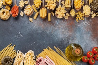 Çeşitli makarna. Pişirme kavramı. Üstten Görünüm ile tarifi için yer