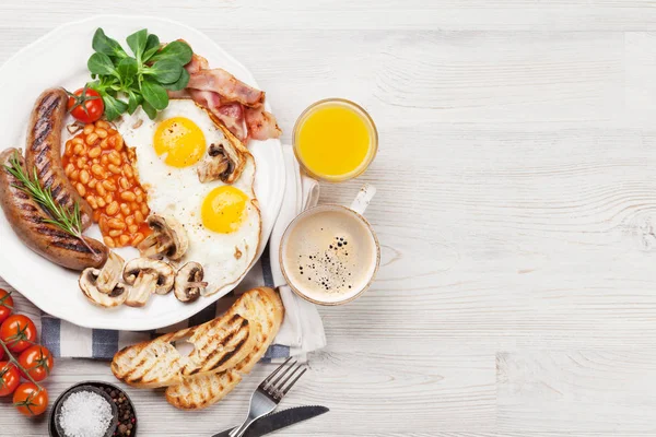 Engels Ontbijt Gebakken Eieren Worst Spek Bonen Toast Tomaten Jus — Stockfoto