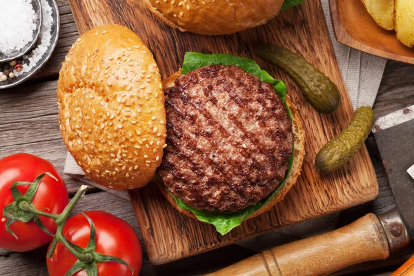 Tasty Grilled Homemade Burger Cooking Beef Tomato Cheese Cucumber Lettuce — Stock Photo, Image