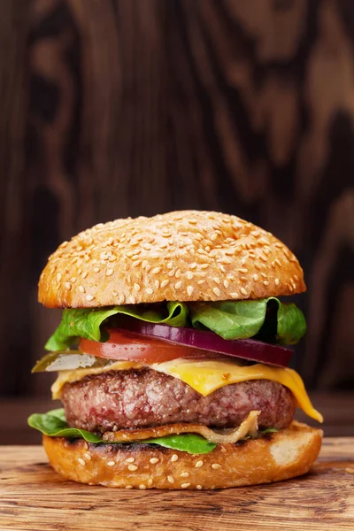 Chutné Grilované Vaření Domácí Burger Hovězí Rajčata Sýr Okurka Hlávkový — Stock fotografie