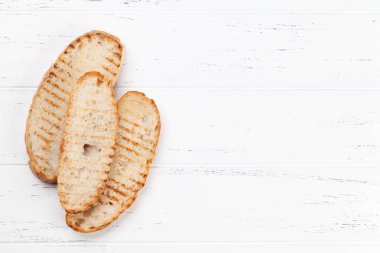 Beyaz ahşap masa üzerinde ızgara ekmek tost. Metin alanı olan Üstten Görünüm