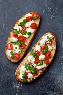 Mozzarella peyniri, domates ve taze Bahçe fesleğen Caprese bruschetta tost. Üstten Görünüm
