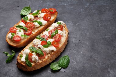 Mozzarella peyniri, domates ve taze Bahçe fesleğen Caprese bruschetta tost. Senin metin için ile yer