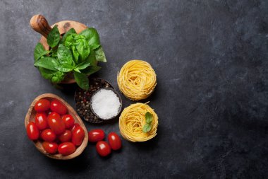 İtalyan mutfağı. Fesleğen, domates, makarna ve baharat pişirme. Üstten Görünüm ile tarifi için yer