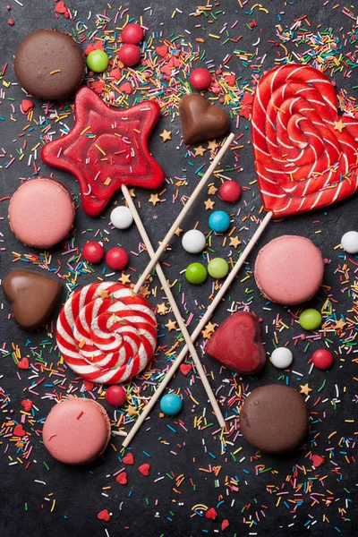 カラフルなお菓子 ロリポップ マカロン キャンディー トップ ビュー — ストック写真