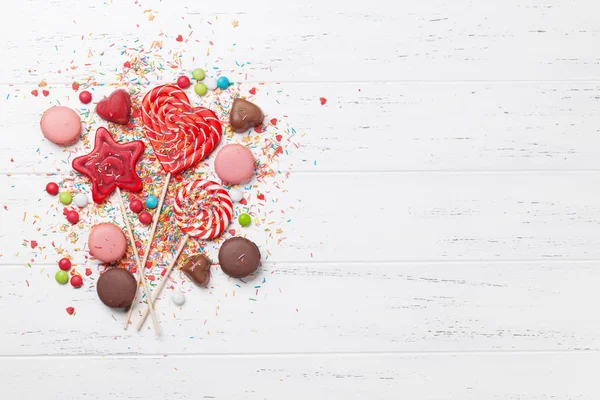 カラフルなお菓子 ロリポップ マカロン キャンディー テキストのスペースのトップ ビュー — ストック写真