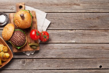 Sığır eti, domates, peynir, salatalık, marul ile yemek lezzetli ızgara ev yapımı hamburger. Metin alanı olan Üstten Görünüm