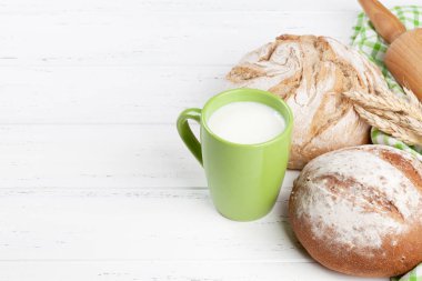 Ev yapımı ekmek ve süt ahşap arka plan üzerinde fincan. Senin metin için ile yer