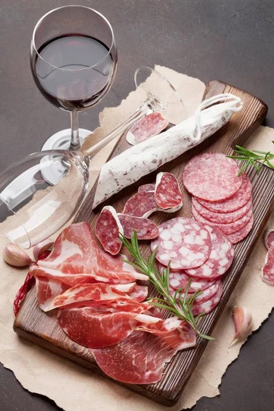 Salame Prosciutto Affettato Salsiccia Prosciutto Pancetta Bicchiere Vino Rosso Piatto — Foto Stock