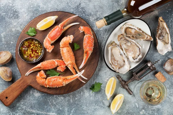 Zeevruchten Wijn Oesters Kreeft Kokkels Stenen Tafel — Stockfoto