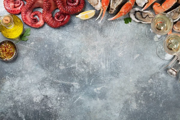Meeresfrüchte Kraken Hummer Venusmuscheln Draufsicht Mit Weißwein Auf Steintisch Mit — Stockfoto