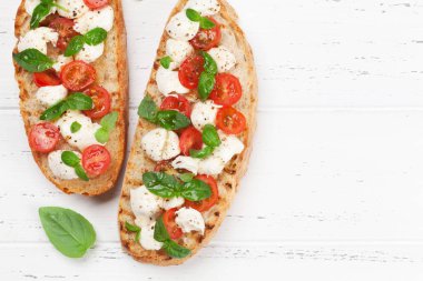 Caprese bruschetta tost domates, mozzarella ve fesleğen ile. Metin alanı olan Üstten Görünüm