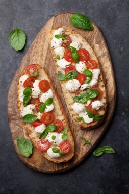 Caprese bruschetta tost domates, mozzarella ve fesleğen ile. Üstten Görünüm