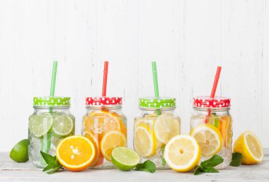 Taze limonata kavanoz yaz meyve ile. Senin metin için ile yer