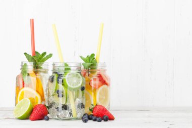 Üç ev yapımı limonata kavanoz yaz meyve ve çilek ile görünümünü kapat
