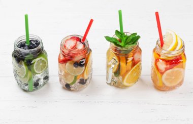 Taze limonata kavanoz yaz meyve, çilek ve nane yaprakları ile