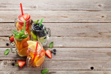 Taze limonata kavanoz ile yaz meyve ve çilek, metin için yer ahşap zemin üzerine