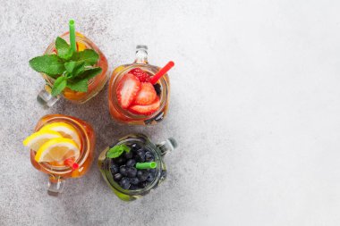 Taze limonata kavanoz yaz meyve ve çilek beyaz arka plan ile. Kopya alanı ile Üstten Görünüm 