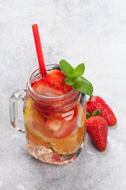 Portakal, çilek ve gri arka plan, üstten görünüm nane taze limonata kavanozu