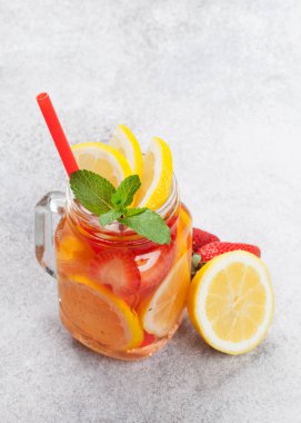 Portakal, çilek ve gri arka plan, üstten görünüm nane taze limonata kavanozu