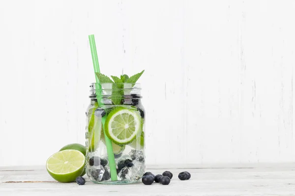 Frisches Limonadenglas Mit Limetten Und Blaubeeren Mit Platz Für Ihren — Stockfoto