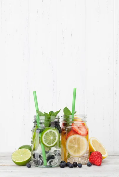 Limonada Casera Con Frutas Bayas Verano Con Espacio Para Texto —  Fotos de Stock