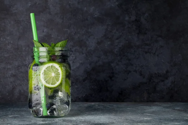 Tarro Limonada Fresca Con Lima Arándanos Sobre Fondo Negro Con —  Fotos de Stock