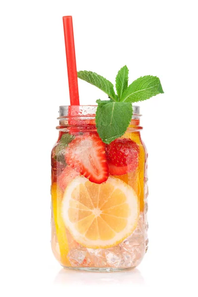 Färsk Lemonaden Burken Med Apelsin Och Jordgubbar Isolerad Vit Bakgrund — Stockfoto