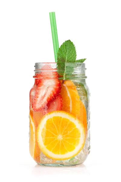 新鲜柠檬水罐子与橙色和草莓隔绝在白色背景上 — 图库照片