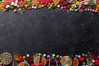 Renkli tatlılar. Lolipop ve şekerler. Selam yeri olan Üstten Görünüm