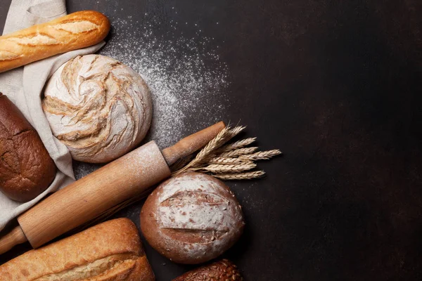 Pan Crujiente Casero Cocinado Sobre Fondo Pizarra Vista Superior Con — Foto de Stock