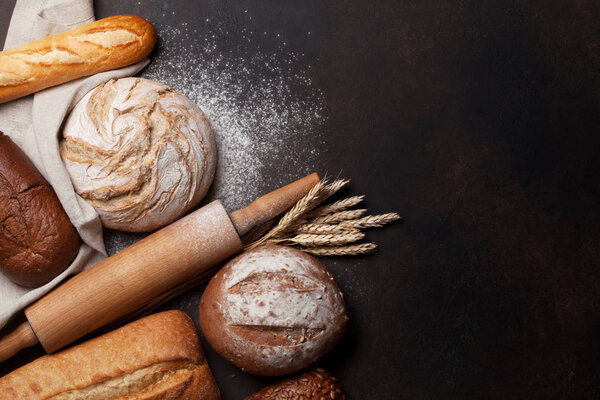 Домашняя корочка хлеба приготовления на фоне доски. Вид сверху с пространством для вашего текста