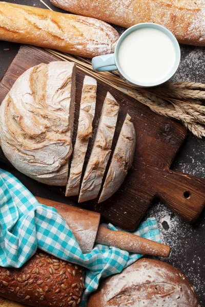 Çeşitli Ekmek Süt Blackboard Arka Plan Üzerinde Fincan Üstten Görünüm — Stok fotoğraf