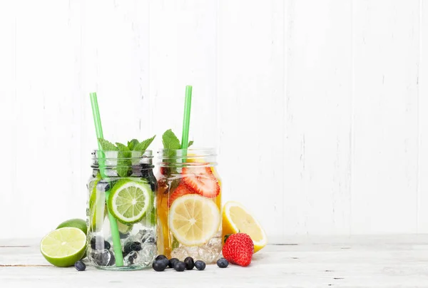 Hausgemachte Limonade Mit Sommerfrüchten Und Beeren Mit Platz Für Text — Stockfoto