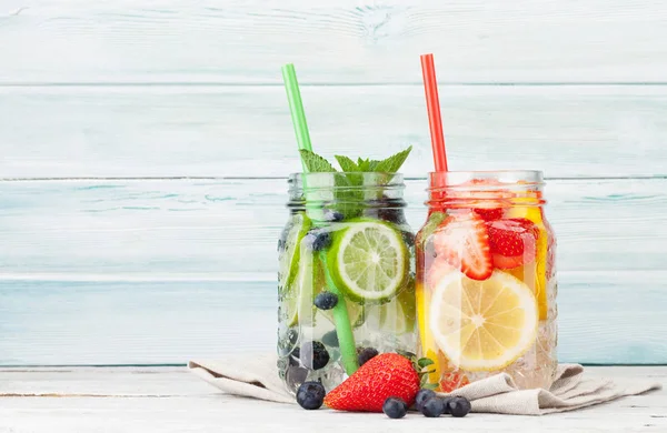 Limonada Casera Con Frutas Verano Bayas Sobre Fondo Madera Azul —  Fotos de Stock