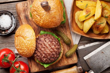 Sığır eti, domates, peynir, salatalık ve marul ile yemek lezzetli ızgara ev yapımı hamburger. Üstten Görünüm