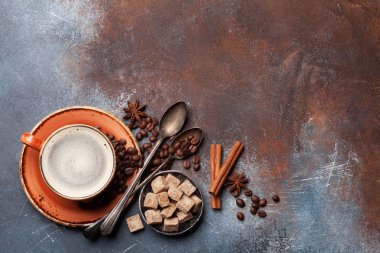 Kahve fincanı, fasulye, şeker ve baharat. Metin alanı olan Üstten Görünüm