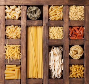 Ahşap kutusunda çeşitli makarna. Pişirme kavramı. Üstten Görünüm