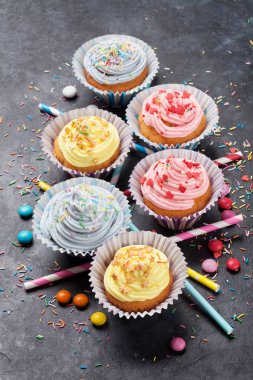 Renkli dekor ile tatlı cupcakes