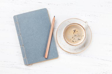 Kahve fincanı ve ahşap masa üzerinde kalem ile not etmek. Fikirlerinizi yeri olan Üstten Görünüm