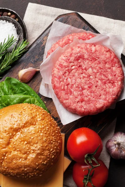 Chutné Grilované Domácí Hamburgery Vaření Hovězím Masem Rajčaty Sýr Salát — Stock fotografie