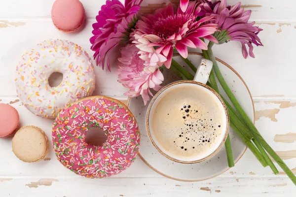 Xícara Café Donuts Flores Gerbera Mesa Madeira Branca Vista Superior — Fotografia de Stock