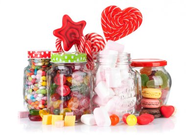 Renkli tatlılar. Lolipop, bademli kurabiye, şekerleme, marmelat ve şekerler. Beyaz arka plan üzerinde izole