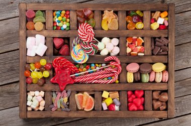 Renkli şeker kutusu. Lolipop, bademli kurabiye, şekerleme, marmelat ve şekerler. Üstten Görünüm