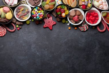 Renkli tatlılar. Lolipop, bademli kurabiye, şekerleme, marmelat ve şekerler. Selam yeri olan Üstten Görünüm